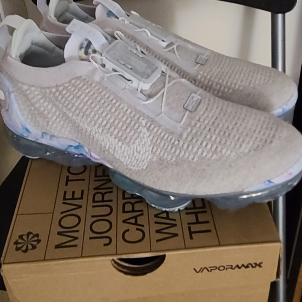 Nike - Men's Size US9 - White/Summit